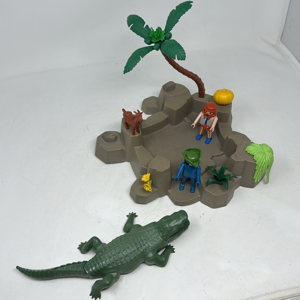 Playmobil Island Playset with Green Alligator and Figures - Picture 8 of 10